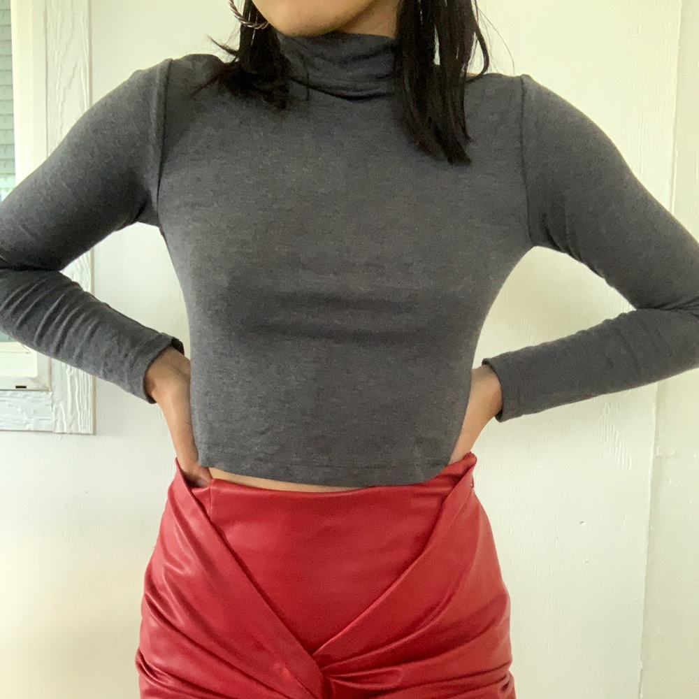 Turtle neck open back crop-top - Picture 2 of 2
